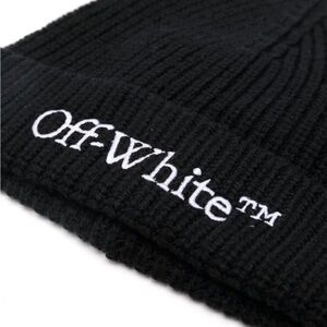Off-White
BOOKISH CLASSIC KNIT BEANIE